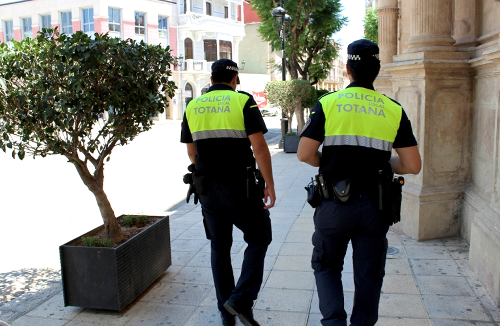 Más de 21.500 euros para la vestimenta y un etilómetro evidencial para la Policía Local